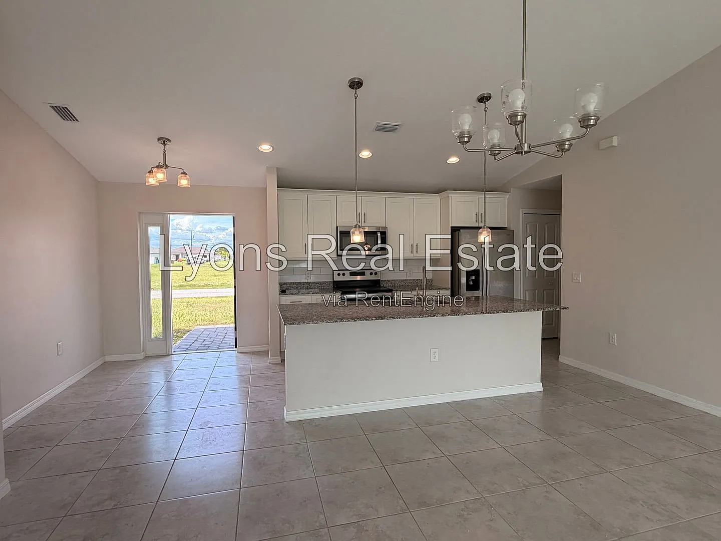4 bed, 2.0 bath, 2300 sqft, $1,750 — Photo 4