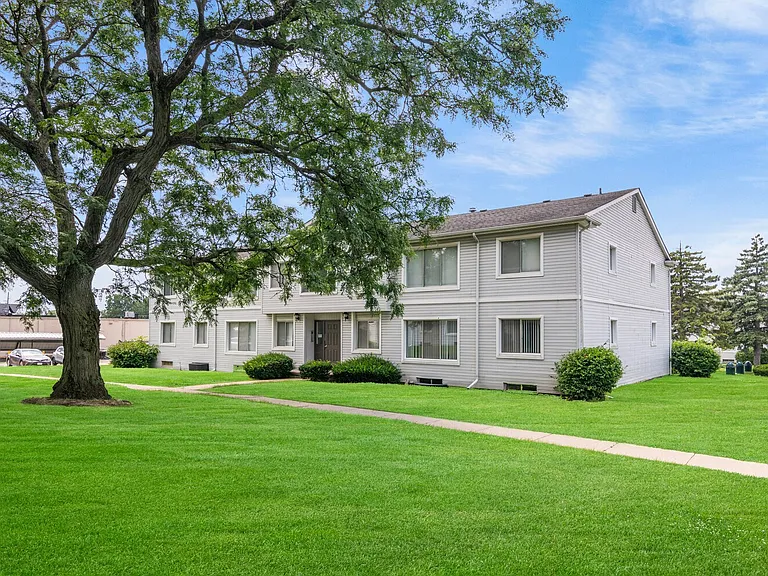 Bloomfield Square Apartments - Auburn Hills, MI — Photo 29
