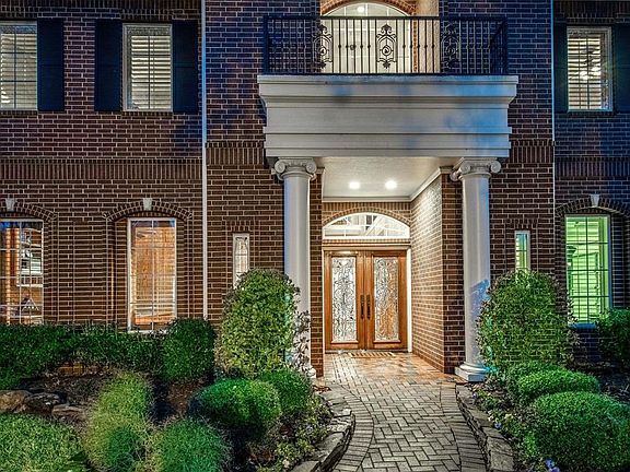 A new standard of luxury awaits you at this executive home nestled in the heart of Cinco Ranch. The property has been impeccably maintained .