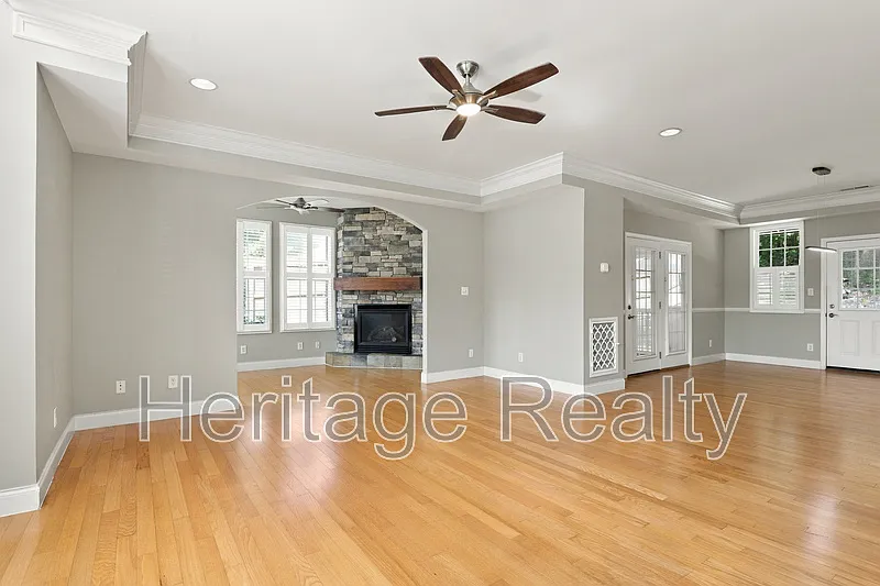 3 bed, 2.5 bath, 2842 sqft, $3,200 — Photo 4