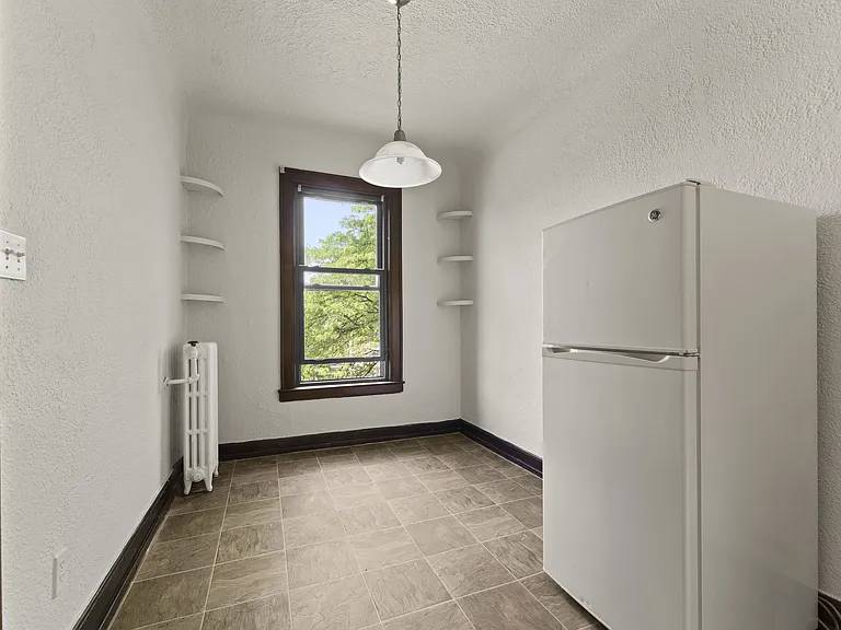 274 Giles Blvd W — Photo 14