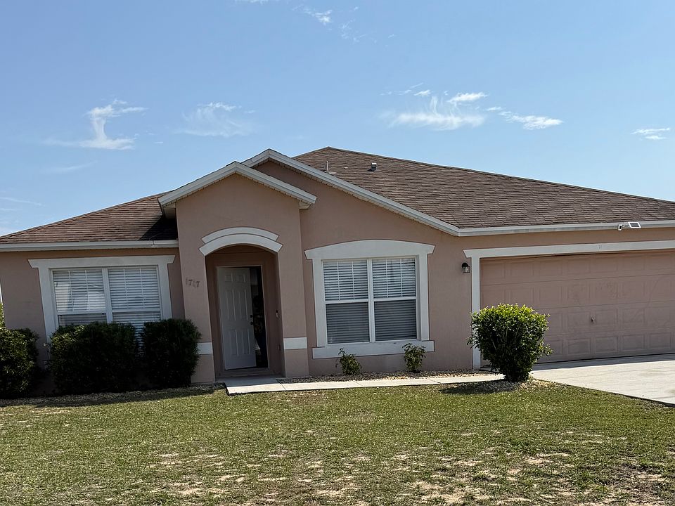 Welcome to this beautiful 3-bedroom, 2-bathroom home featuring an open-concept design connecting the great room and kitchen, creating a bright and inviting atmosphere_perfect for daily living and entertaining.
Located in the desirable 34759 area.