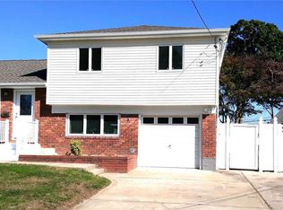 59 Bluebell Ln, North Babylon, NY 11703