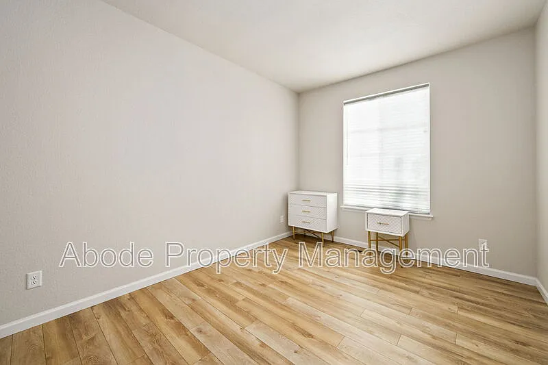 4 bed, 3.0 bath, 2220 sqft, $2,800 — Photo 3