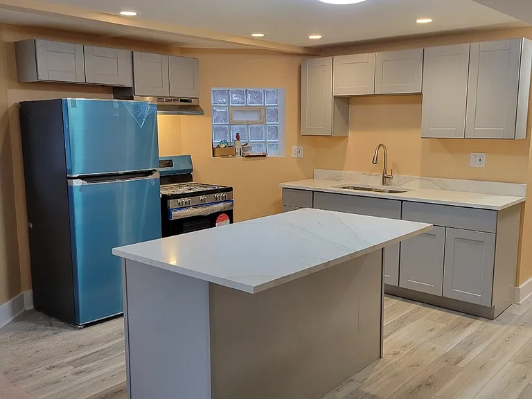 5447 W Walton St #G — Photo 11