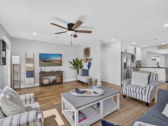 2nd image of 1305 N Palmway