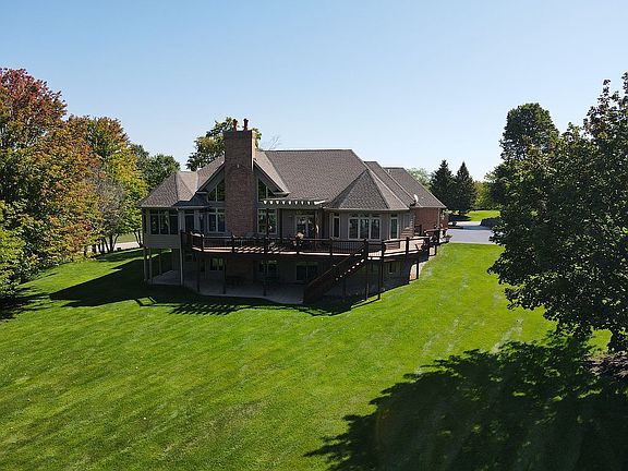 Back yard (room for a pool)
