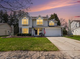959 S Parkwood Dr, South Lyon, MI 48178