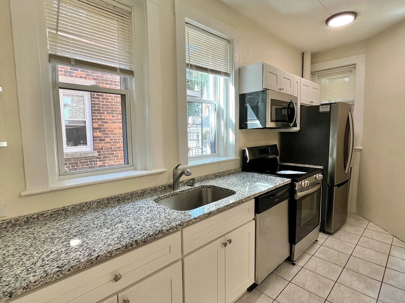 3 bed, 999 sqft, $3,000 — Photo 4