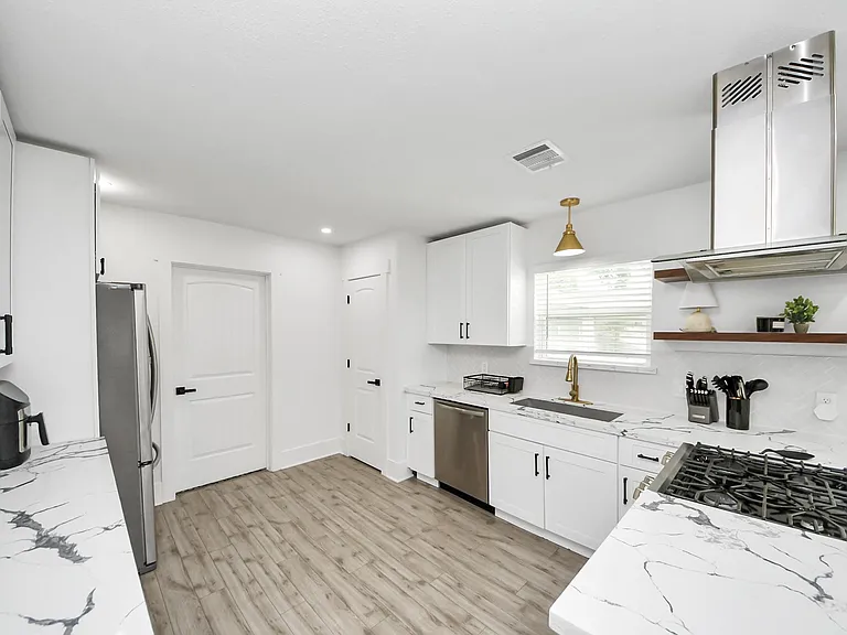 7003 Darien St — Photo 16