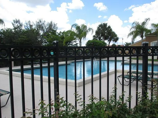 1141 Lake Victoria Dr #H — Photo 18