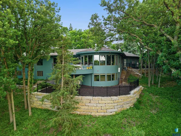 205 E Deer Haven Pl, Sioux Falls, SD 57105