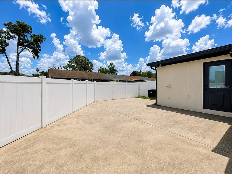 8541 Briar Grove Cir — Photo 35