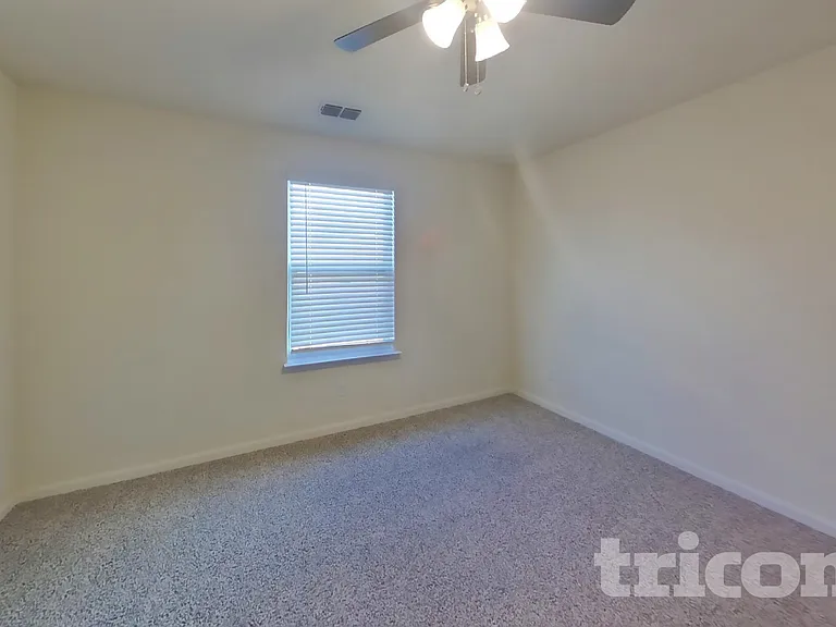 1933 Belmont Ln — Photo 10