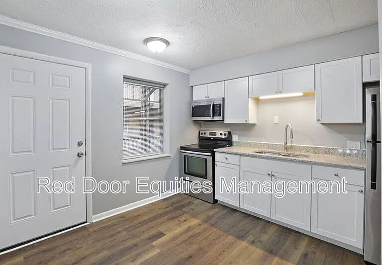 129 W Walnut St #C — Photo 4