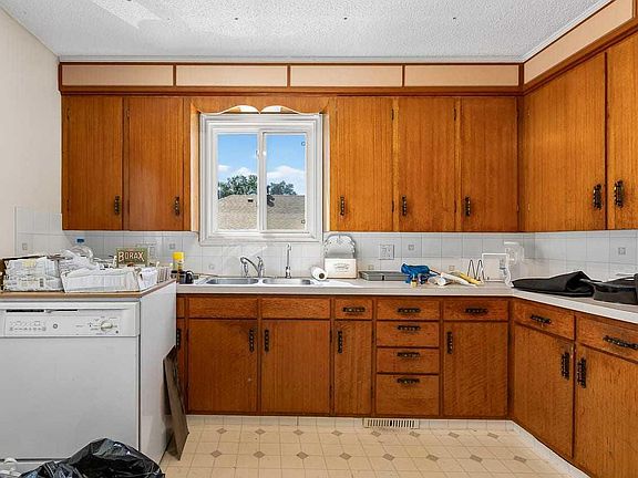 5th image of 5119 55th Ave