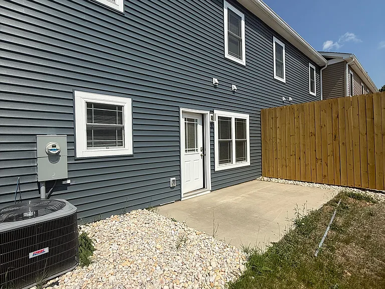 Midway Townhome — Photo 13