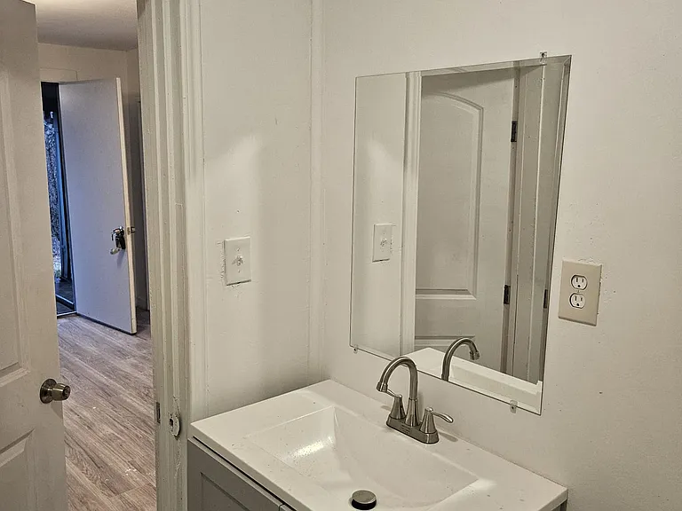 500 Allen Ave — Photo 2