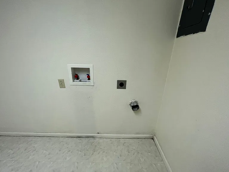 221-223 E Sunset Dr. — Photo 18