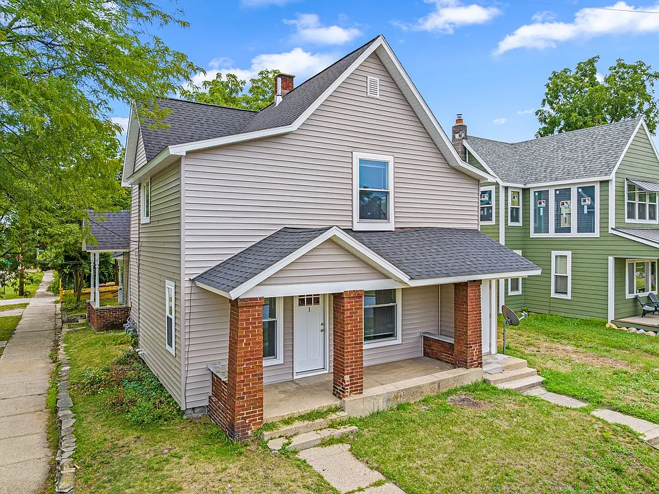 748 Fairview Ave NE