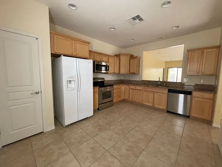 1342 Springdale Ln — Photo 5