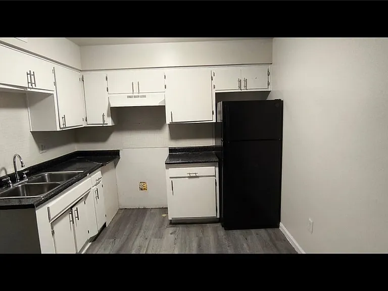 1075 E Desert Inn Rd #5 — Photo 4