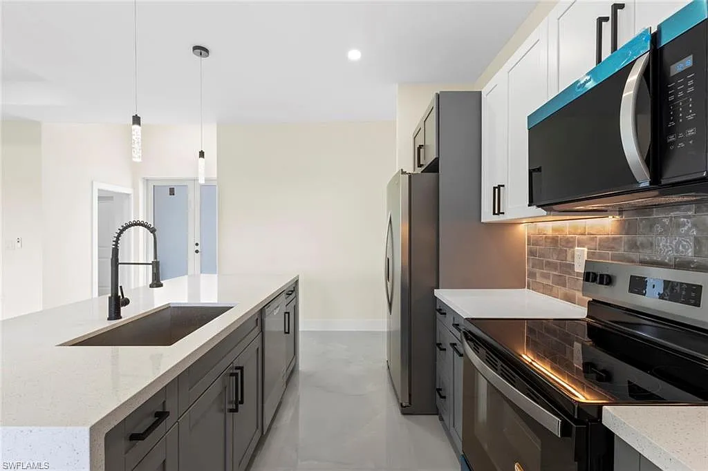 3 bed, 2.5 bath, 1600 sqft, $2,400 — Photo 3