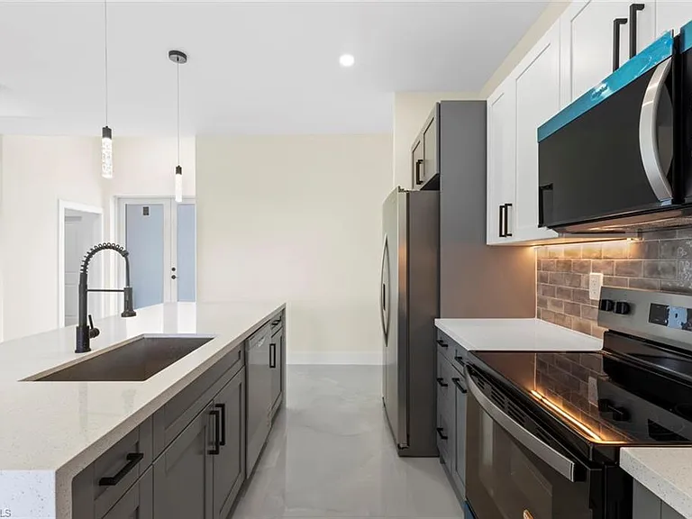 4221 18th St SW — Photo 3