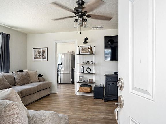5th image of 1805 Kenmore Drive W