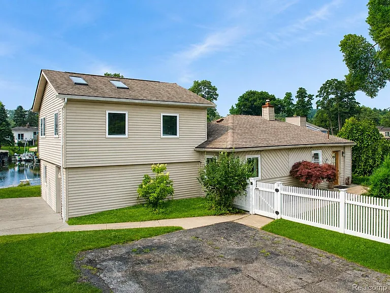 10401 Degrand St — Photo 34