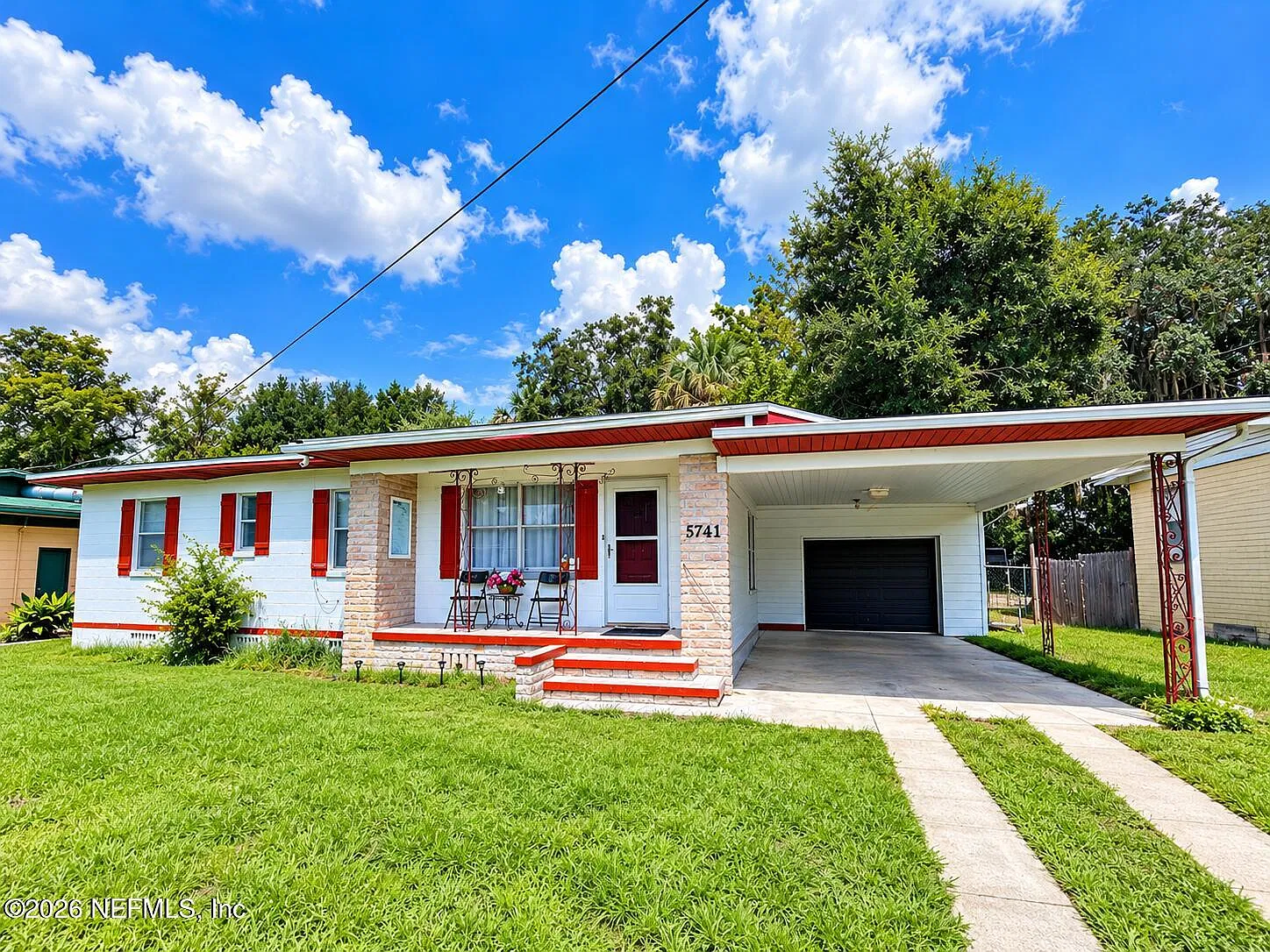 3 bed, 2.0 bath, 1305 sqft, $2,000 — Photo 2