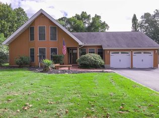 33 Great Oak Rd, Saint James, NY 11780