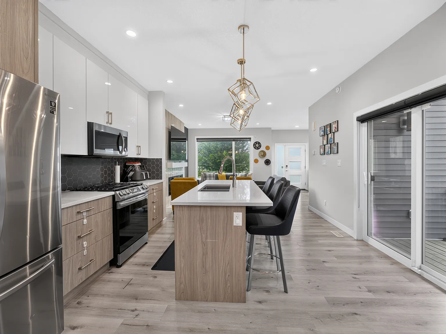 Modern 3 Bedroom | 2.5 Bathroom Main Floor with Double Garage — Photo 4