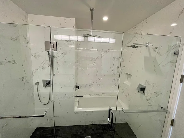 Shower/ tub area