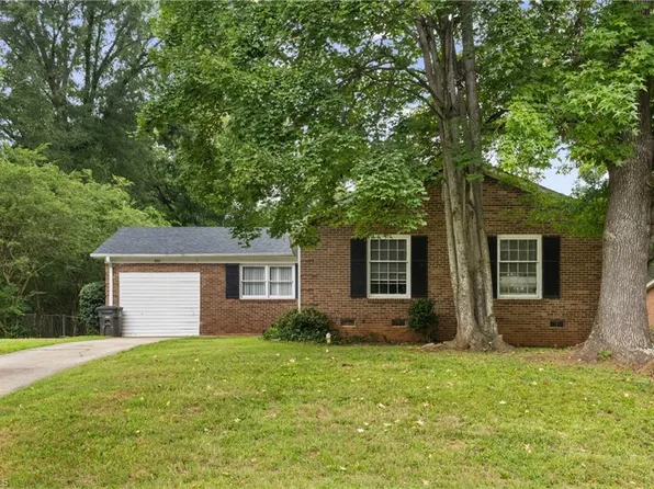 307 Foxcroft Dr, Winston Salem, NC 27103