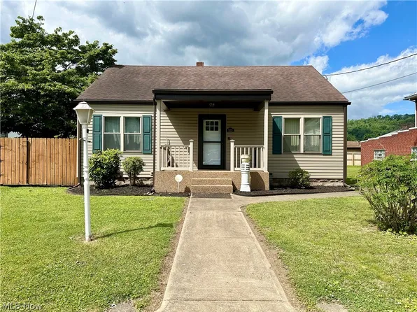 923 2nd Ave, New Cumberland, WV 26047