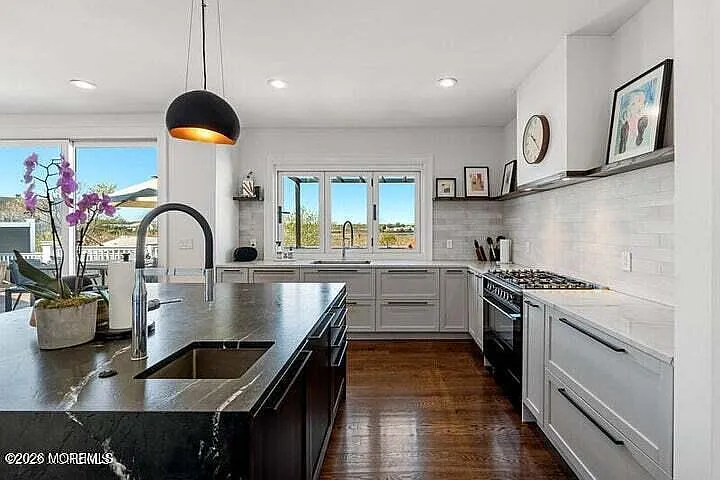 4 bed, 2.5 bath, 4000 sqft, $35,000 — Photo 4