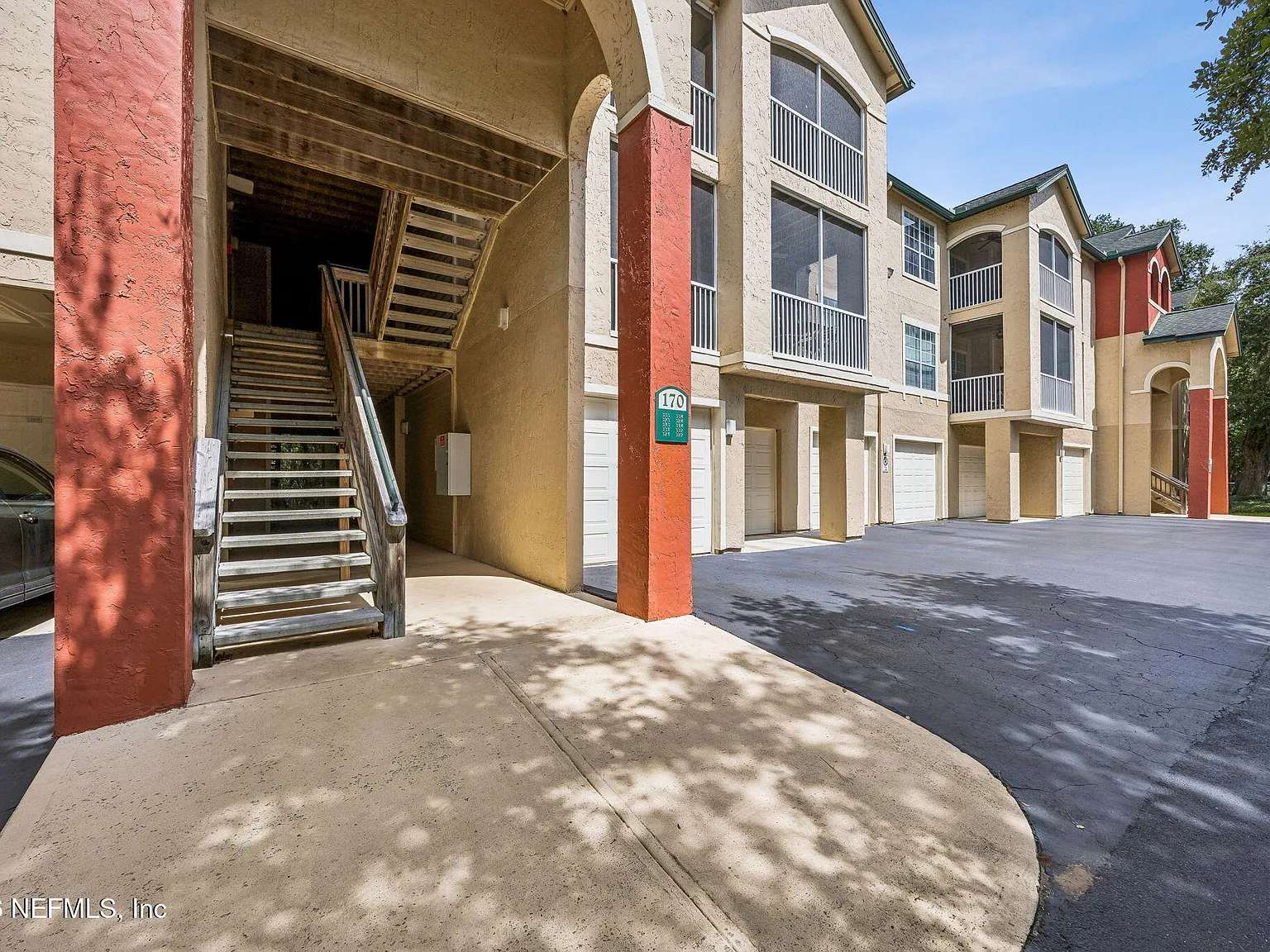 2 bed, 1.0 bath, 924 sqft, $2,100 — Photo 2