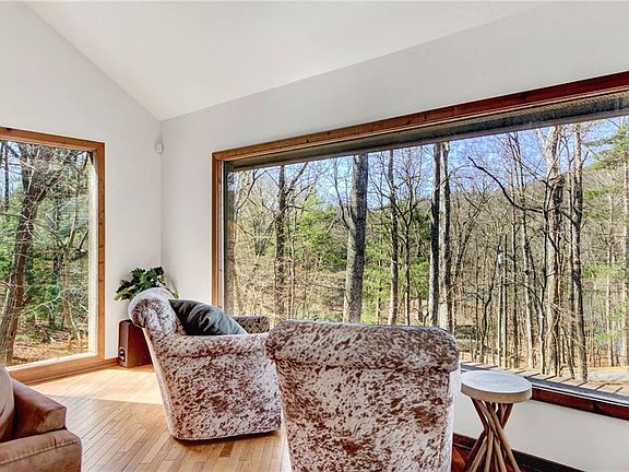 3rd image of 334 Lake View Trce