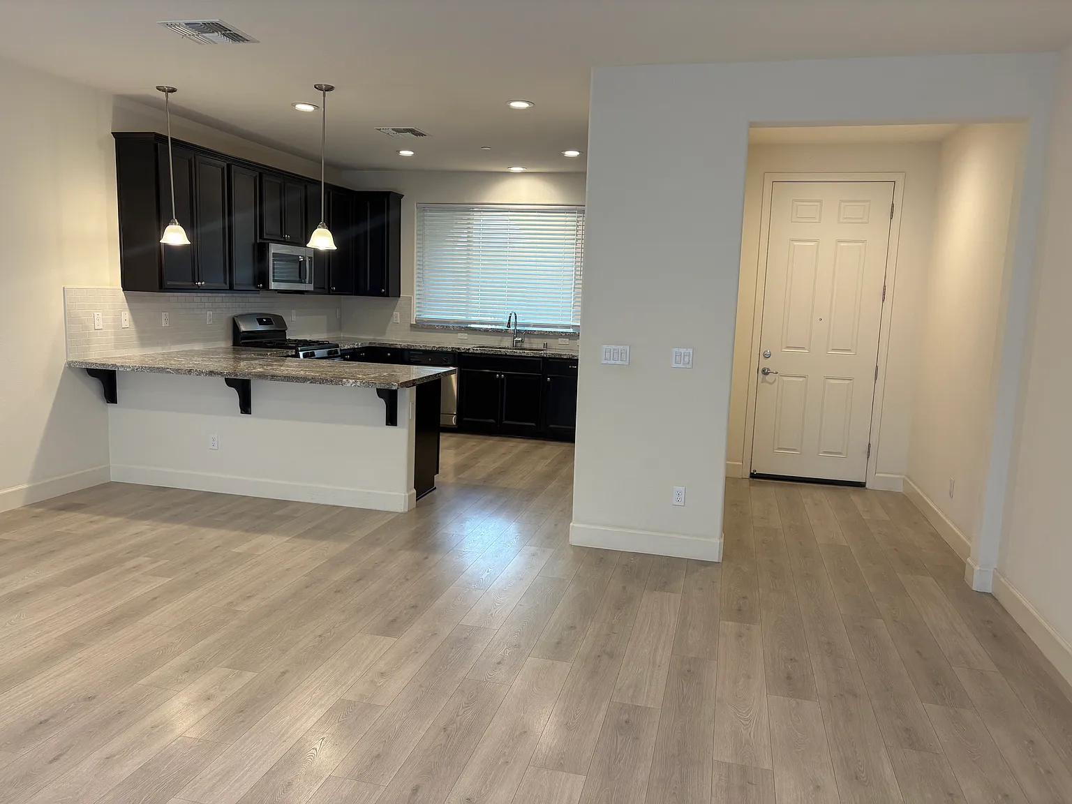 4 bed, 2.5 bath, 2462 sqft, $3,200 — Photo 3