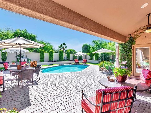 Private & gorgeous backyard!