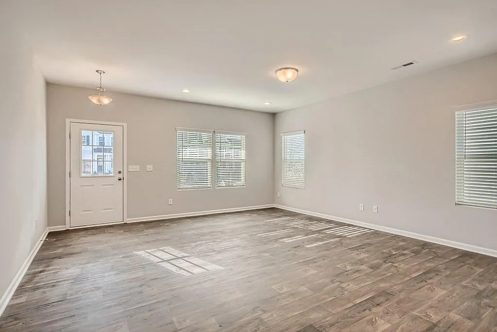 5 bed, 2416 sqft, $2,425 — Photo 3