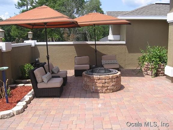 Front courtyard wfire pit