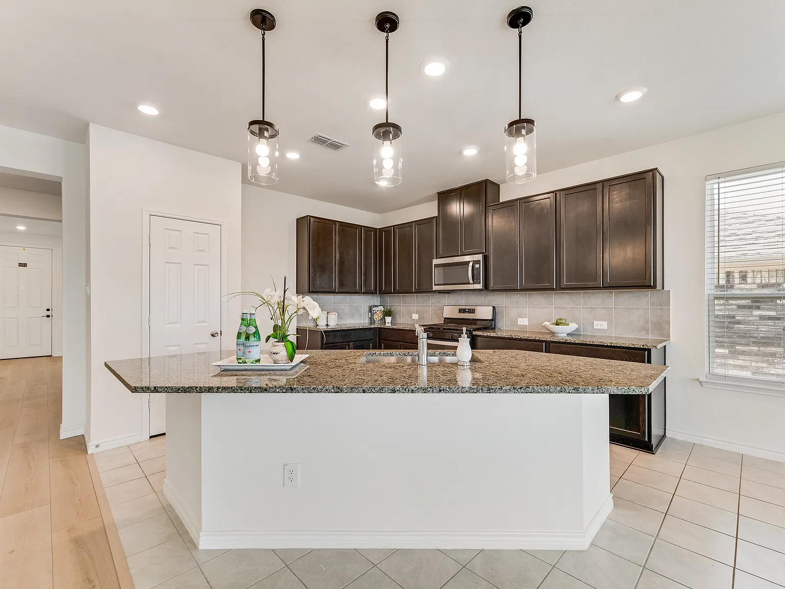 977 Adair Dr — Photo 3