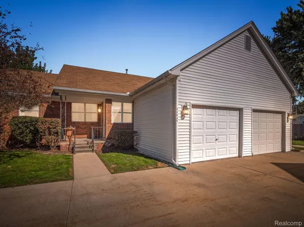22837 Lincoln St, Saint Clair Shores, MI 48082