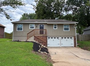 2520 NW Oxford Dr, Blue Springs, MO 64015