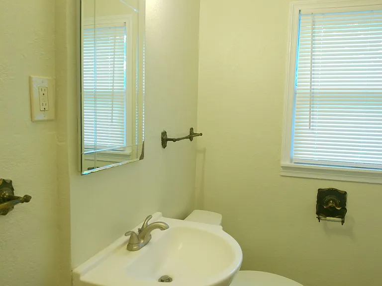 4026 Brentwood Dr — Photo 7