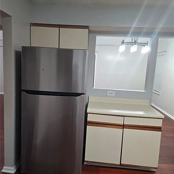 1205 Empire Cir — Photo 2