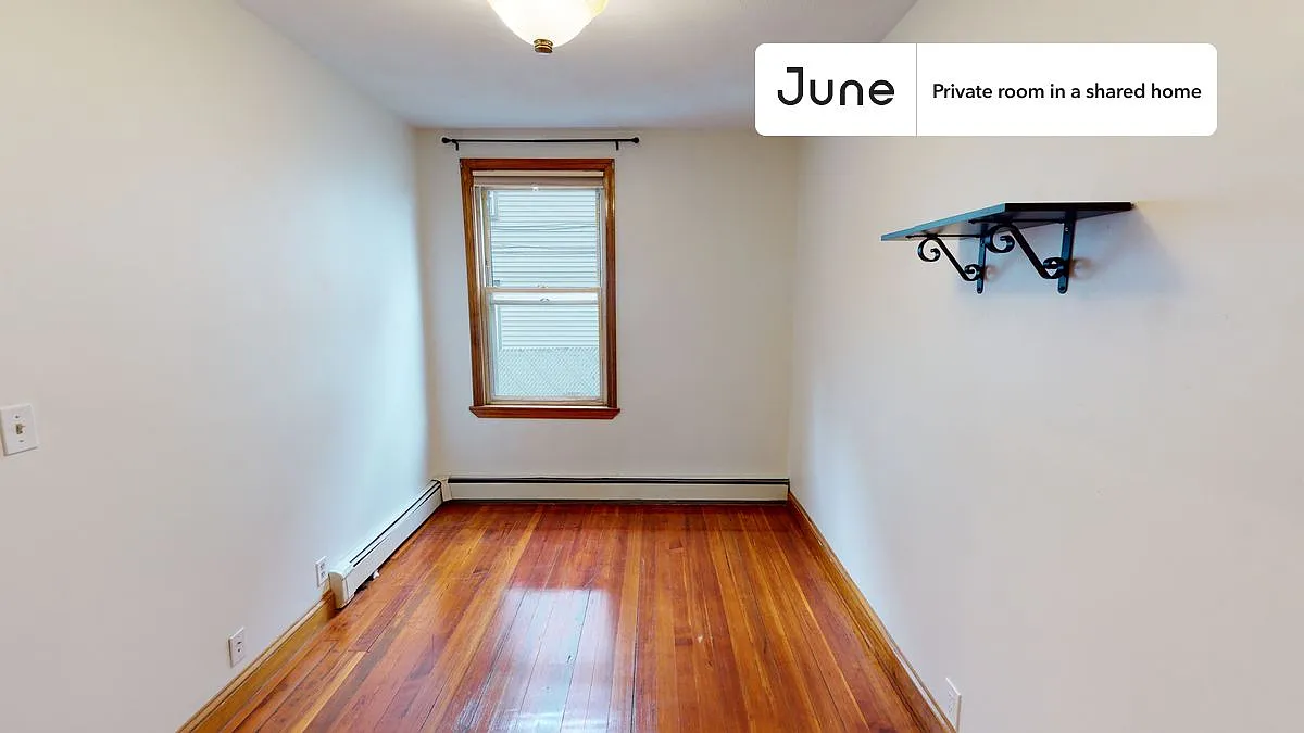 Full bedroom in 5 bed/1 bath home in Somerville #1343 B — Photo 2