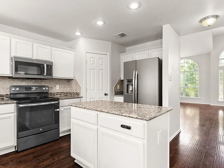 9605 Raeburn Ct — Photo 4